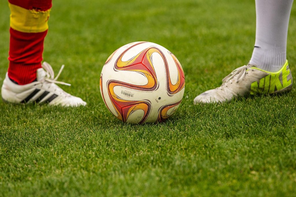 Colo-Colo e River Plate empatam em jogo marcado por tensão e revisões do VAR