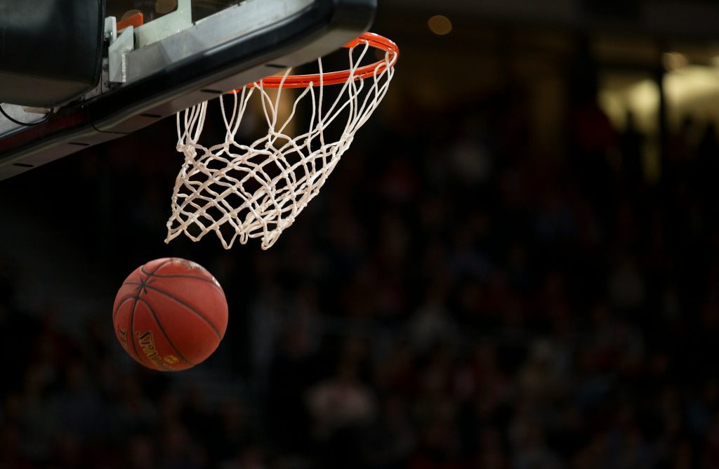 Wembanyama Doutrina, Spurs Sobrevivem a Duas Prorrogações e Chocam o Thunder no Jogo 1